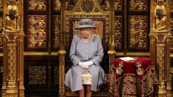 Image shows the Queen sitting in the House of Lords chamber